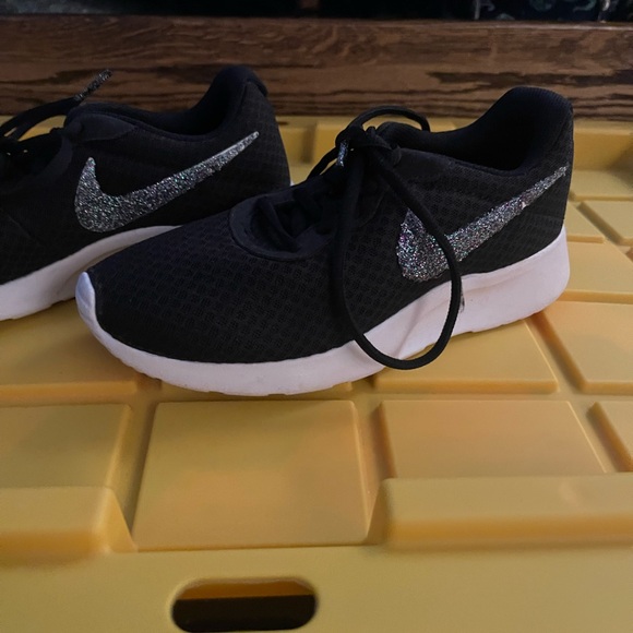 Black and white Nikes - Picture 4 of 6